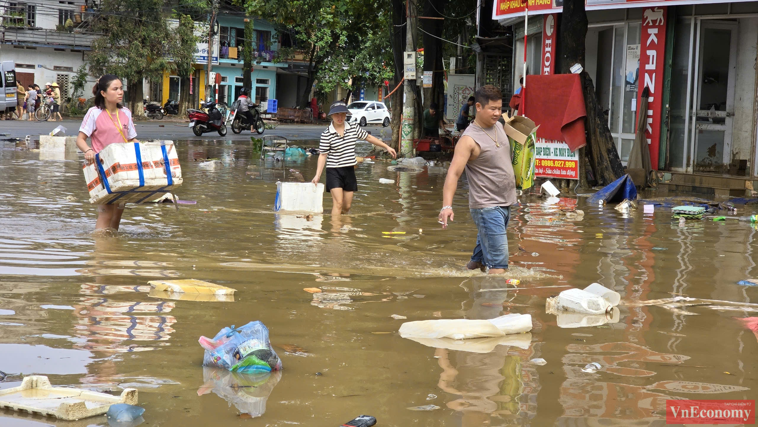 Chiều ngày 12/9, nhiều con phố tại thành phố Tuyên Quang vẫn còn ngập sâu trong nước.