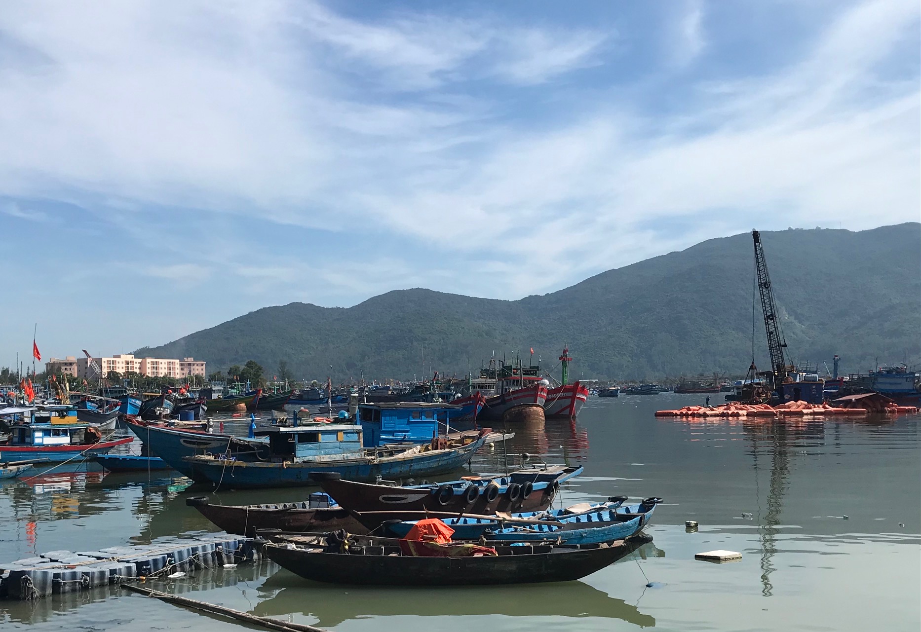 Thi công nạo vét Âu thuyền cảng cá Tjoj Quang. Ảnh Ngô Anh Văn
