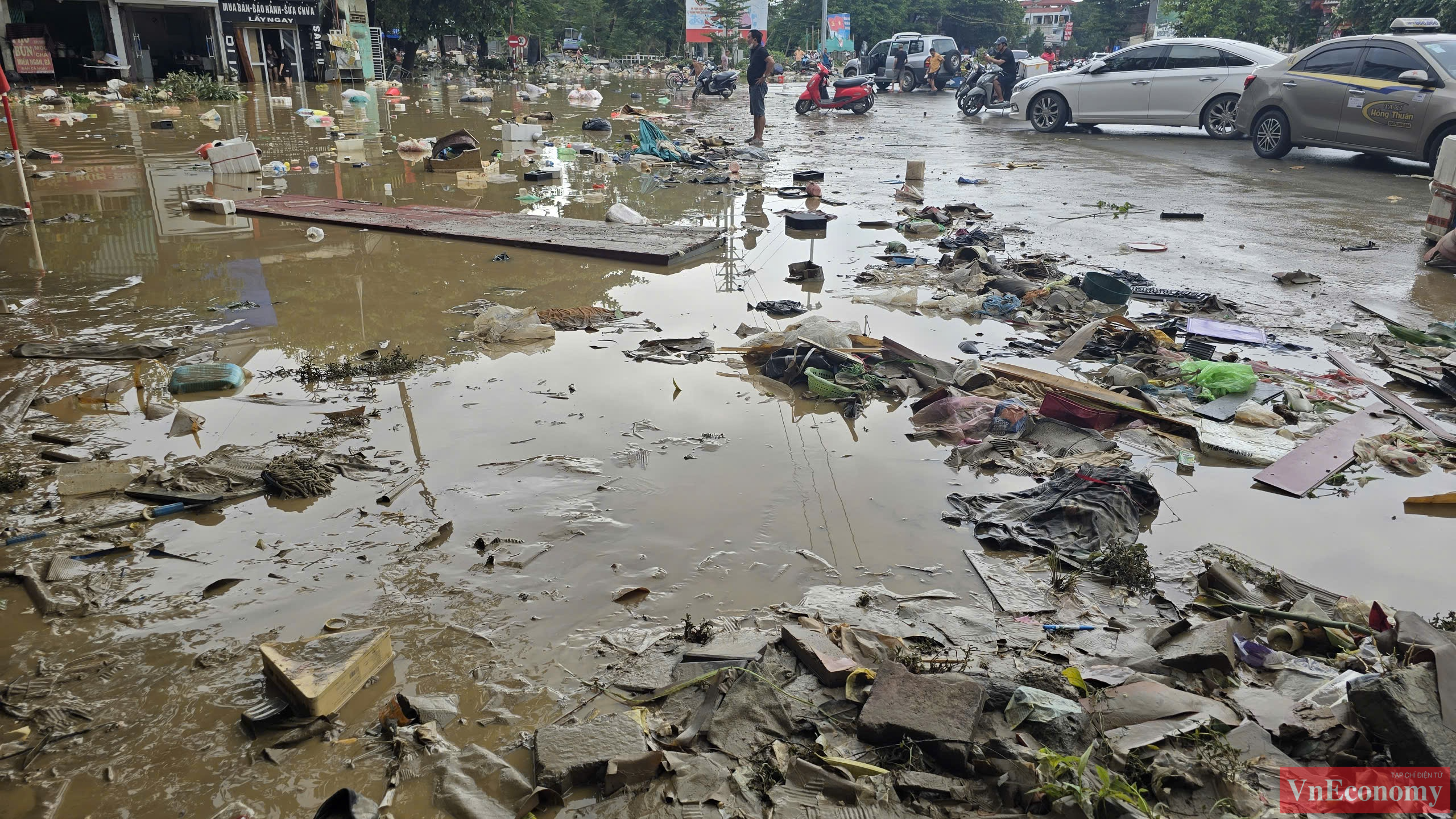 Cơn lũ lớn nhất trong vòng hơn 20 năm trở lại đây, nước lên quá nhanh đã đề lại nhiều hậu quả nặng nề đối với người dân Tuyên Quang. Đường phố ngổn ngang bùn đất, vật dụng, rác sinh hoạt.
