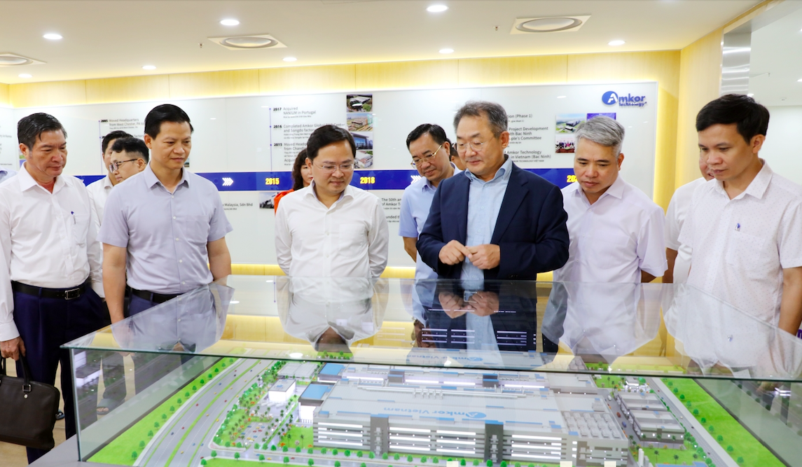 Bí thư Tỉnh ủy Nguyễn Anh Tuấn (thứ 3 từ trái qua), Chủ tịch UBND tỉnh Vương Quốc Tuấn (thứ 2 từ trái qua) thăm quan mô hình nhà máy - Ảnh: Bacninh.gov.vn.