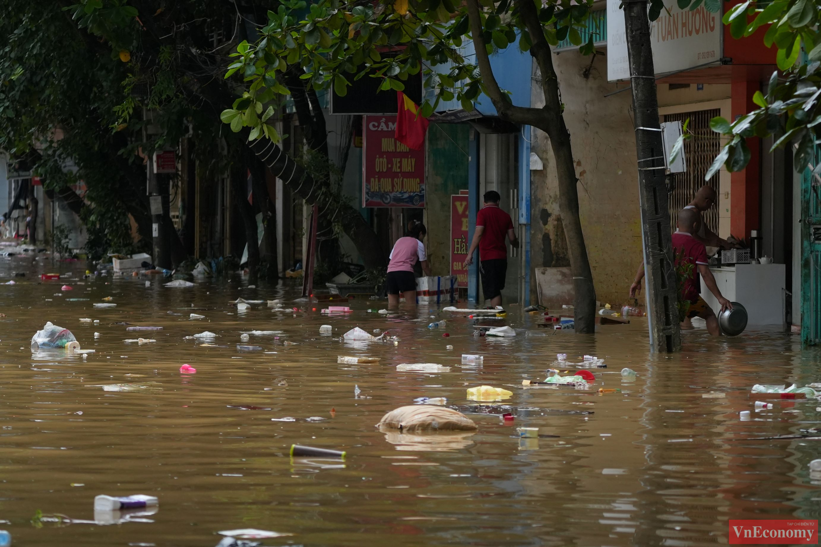 Khối lượng bùn đất, cây cối, rác sinh hoạt do mưa lũ cuốn ra đường rất lớn, người dân sẽ phải tổng lực dọn dẹp trong những ngày tới.
