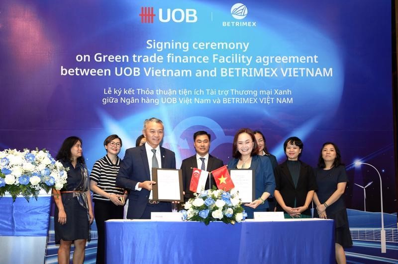 Bà Đặng Huỳnh Ức My - Chủ tịch HĐQT TTC AgirS, Betrimex và ông Lim Dyi Chang - Giám đốc cấp cao Khối Khách hàng Doanh nghiệp, Ngân hàng UOB Việt Nam tại lễ ký kết giữa UOB và Betrimex vào tháng 4/2024.