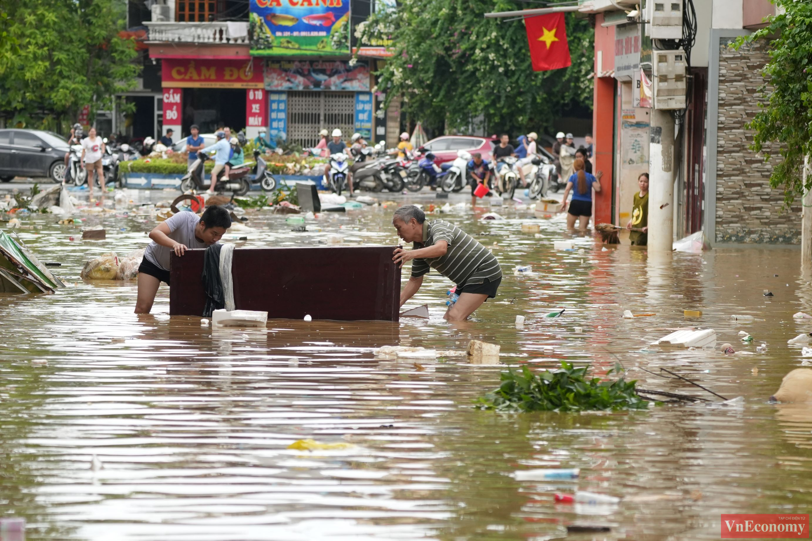 Sáng 12/9, khi thấy mực nước rút dần, nhiều hộ gia đình đã bắt đầu kê cao đồ đạc để dọn nhà.