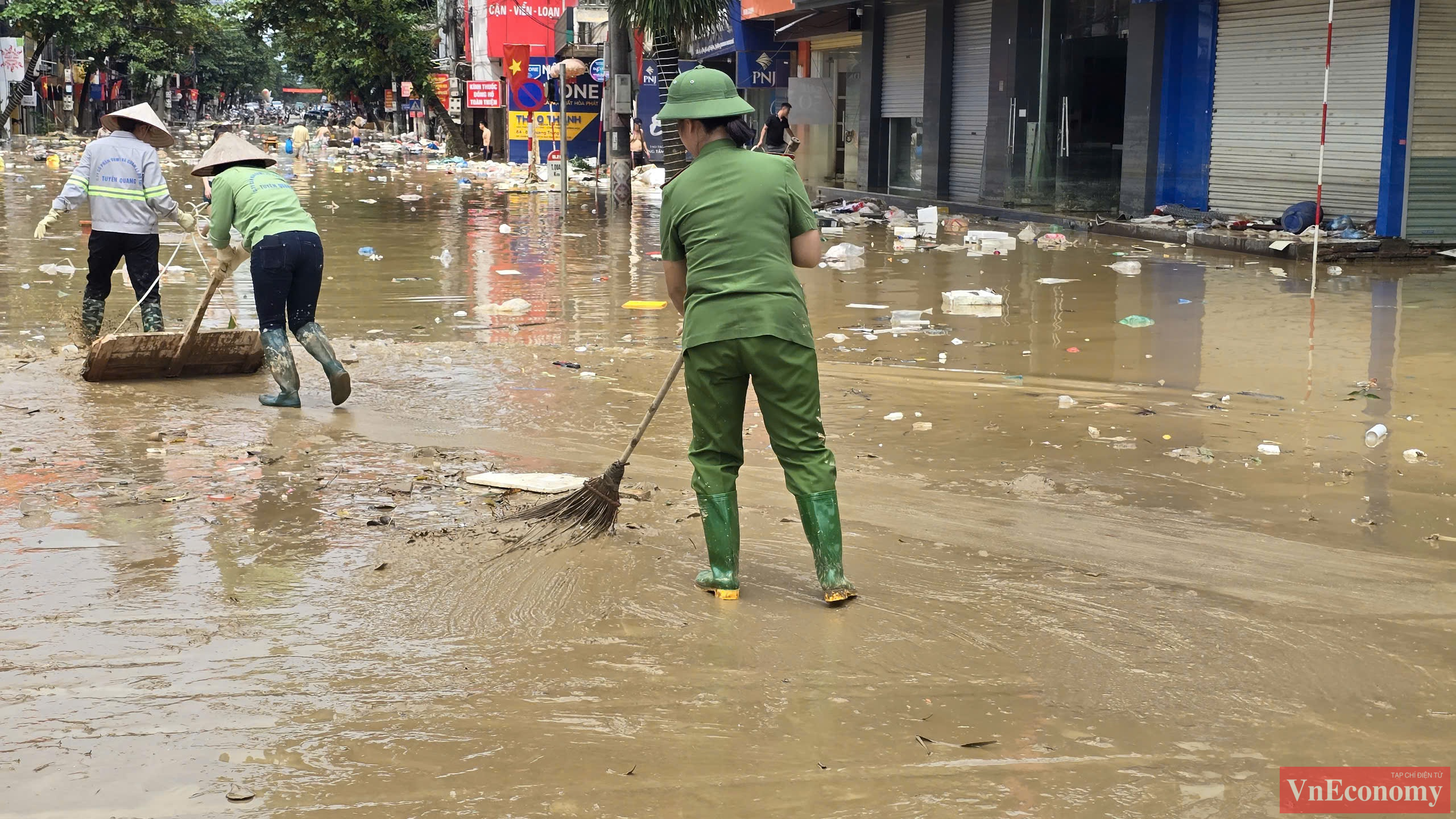 Việc dọn dẹp đường phố cũng được người dân và các lực lượng chức năng thực hiện theo cách tương tự.