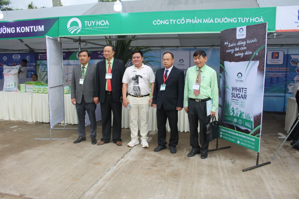 Một số doanh nhân ngành mía đường chụp ảnh lưu niệm tại Triển lãm nông công nghiệp mía đường.