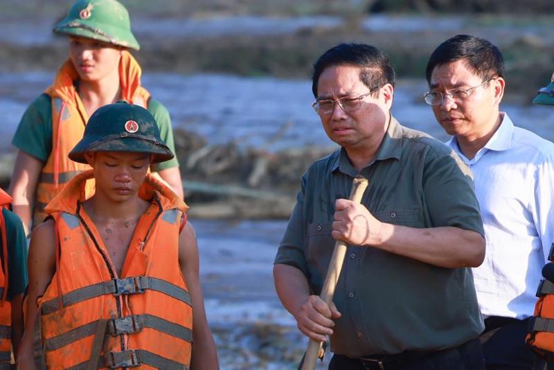 Prime Minister Pham Minh Chinh (second from right) arrived in Lang Nu village in northern Lao Cai province, on September 12. The village was swept away by a landslide. (Photo; VGP)