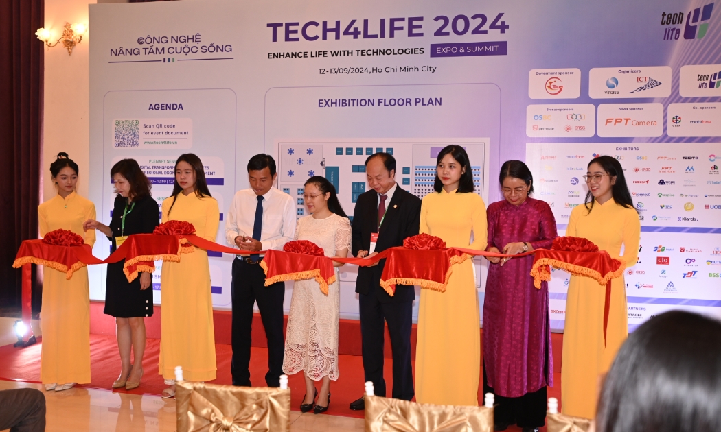 Ban tổ chức cắt băng khai mạc triển lãm và hội nghị Tech4life 2024, sáng 12/9.