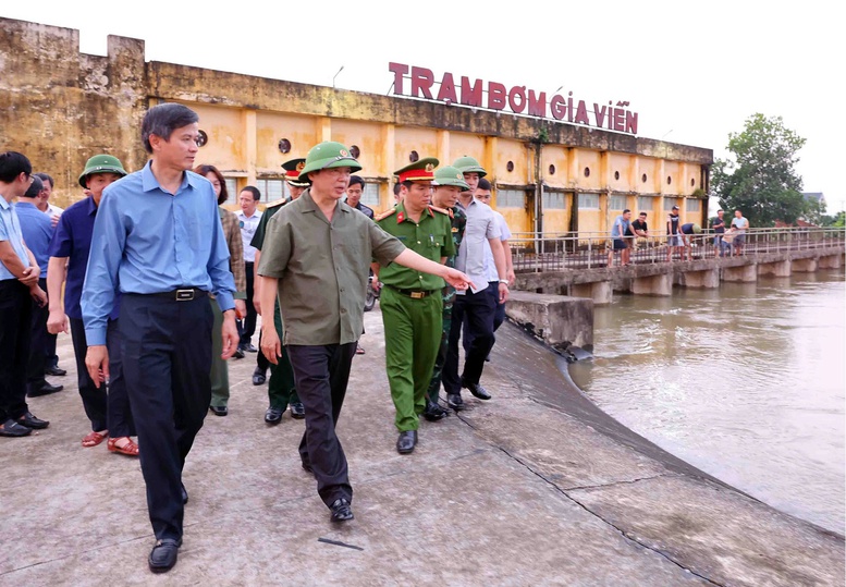 Phó Thủ tướng Trần Hồng Hà kiểm tra trạm bơm Gia Viễn (Ảnh: VGP).