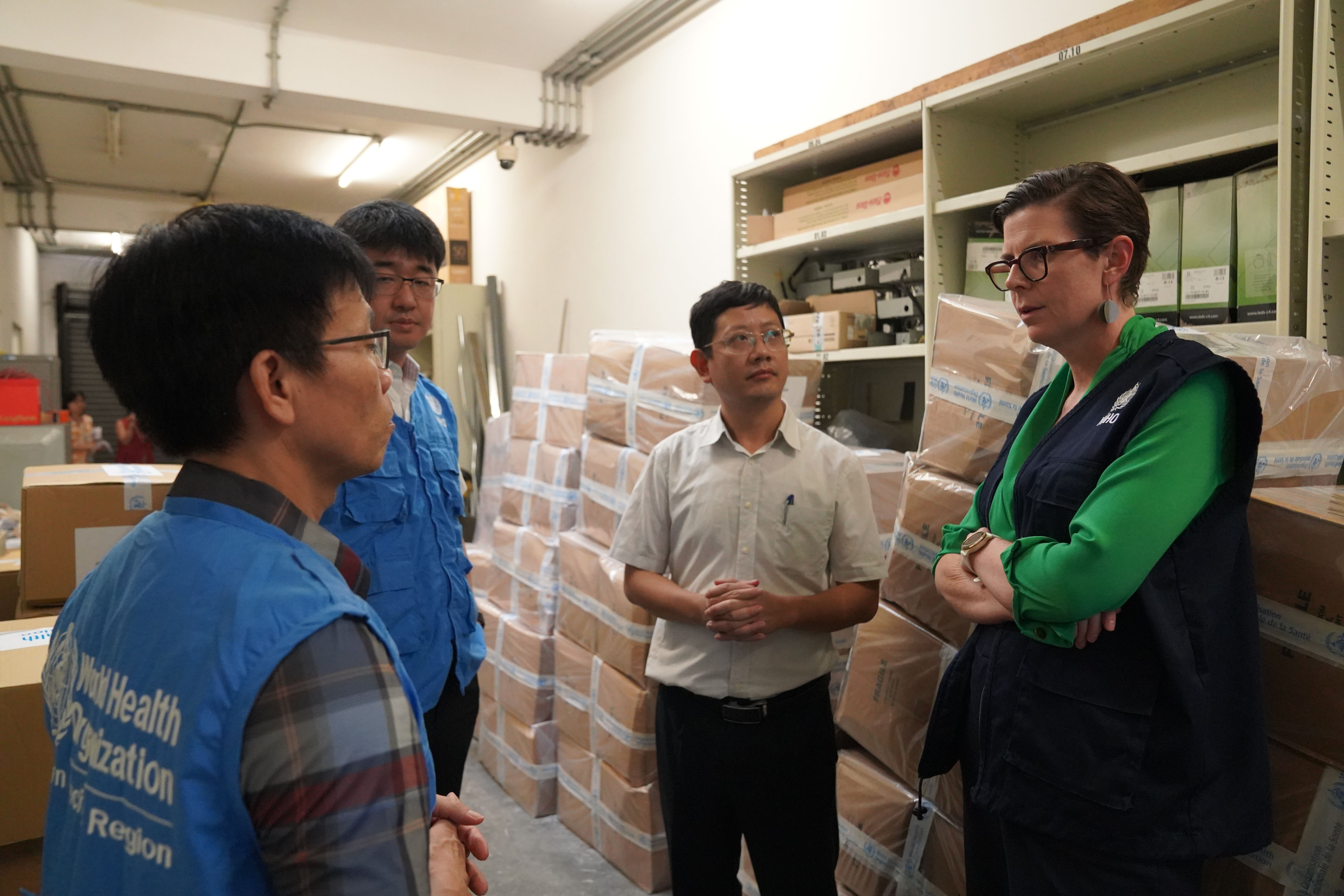 Tiến sĩ Angela Pratt, Trưởng đại diện Tổ chức Y tế Thế giới tại Việt Nam (ngoài cùng bên phải) cùng ban giao số hỗ trợ cho Bộ Y tế. Ảnh: WHO.