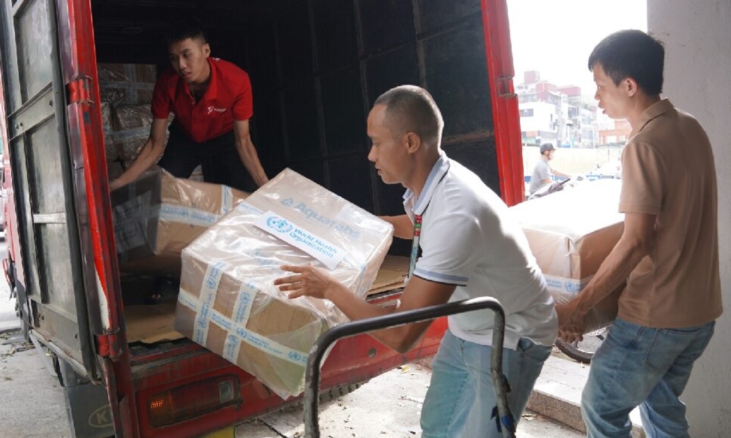 Bàn giao hỗ trợ cho Bộ Y tế để chuyển đến người dân vùng lũ. Ảnh: WHO.