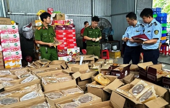 Lực lượng chức năng tỉnh Ninh Bình kiểm tra lô hàng bánh trung thu không rõ nguồn gốc xuất xứ