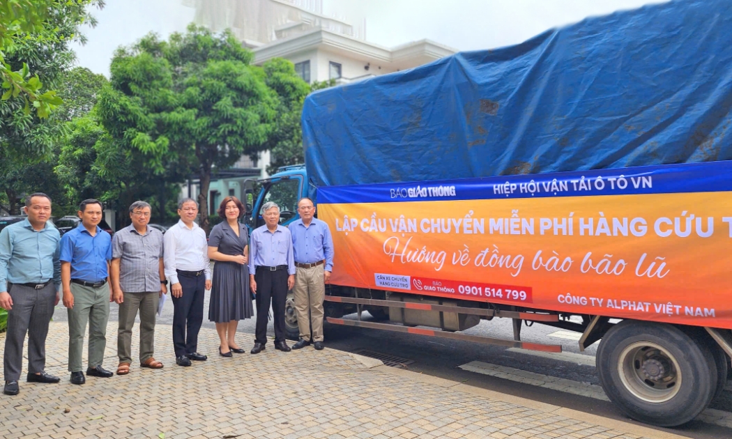 Lãnh đạo Hiệp hội Vận tải ô tô VN và Báo Giao thông tại điểm cầu vận chuyển miễn phí hàng cứu trợ bà con vùng bão lũ. Ảnh: Báo Giao thông