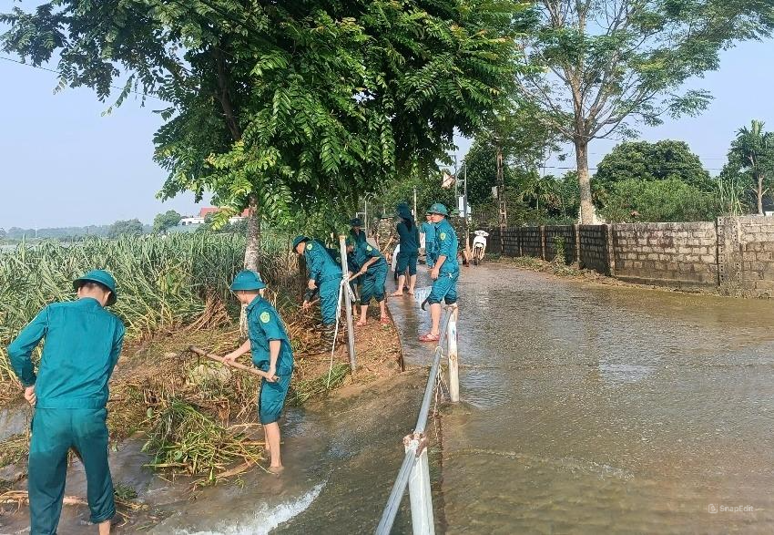 Lực lượng dân quân xã Thành Trực cũng đã được huy động giúp đỡ người dân dọn dẹp nhà cửa ổn định cuộc sống.