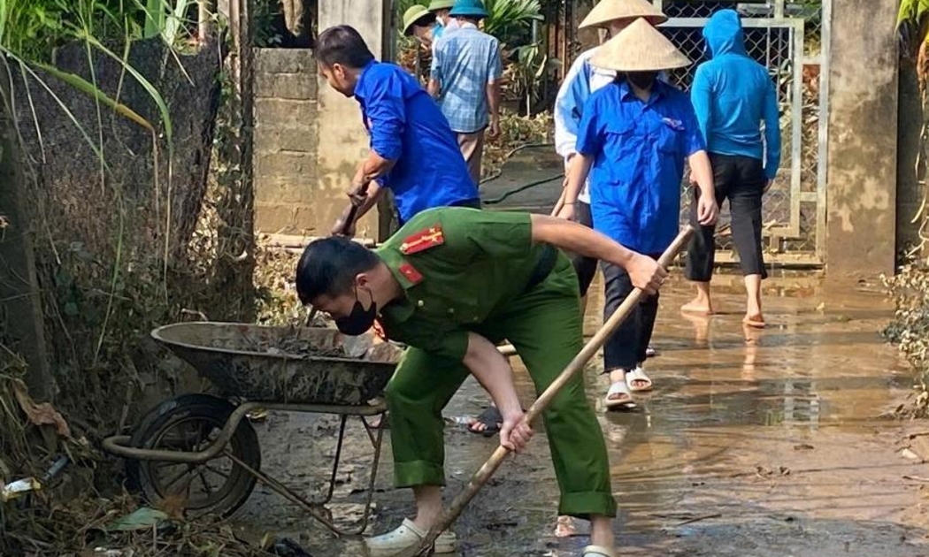 Ban Chỉ huy quân sự và Công an huyện Thạch Thành đã tổ chức lực lượng, phối hợp với các địa phương tổ chức dọn dẹp nhà cửa, vệ sinh môi trường, giúp người dân ổn định cuộc sống sau lũ.