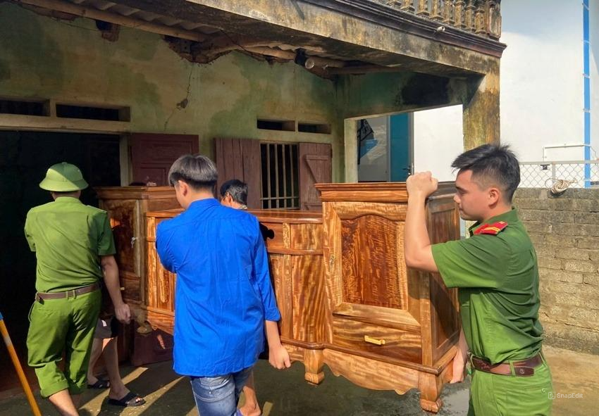  Các chiến sĩ Công an huyệnThạch Thành đã phối hợp với các lực lượng địa phương tổ chức dọn dẹp nhà cửa, vận chuyển đồ đoàn, giúp người dân bị ảnh ảnh của lũ lụt nhanh chóng ổn định cuộc sống