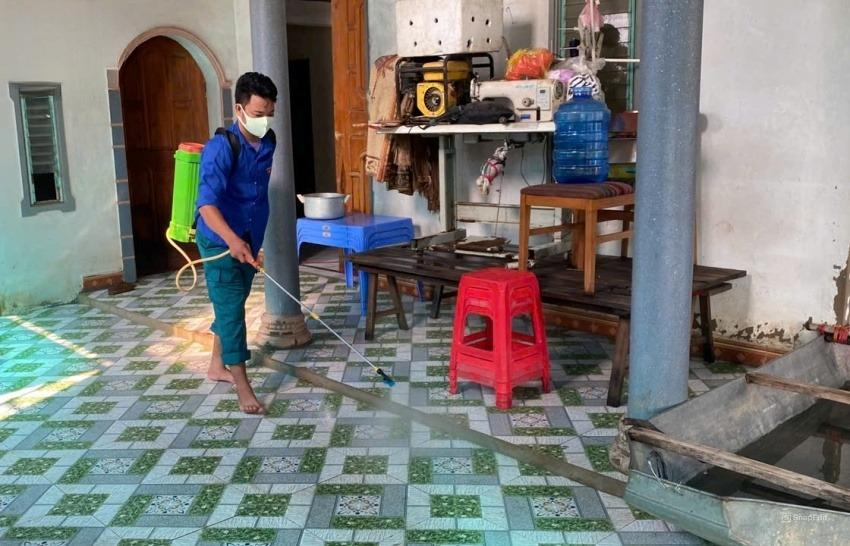Lực lượng thanh niên công tác phun khử trùng phòng, chống dịch bệnh sau lũ cũng được khẩn trương tiến hành.