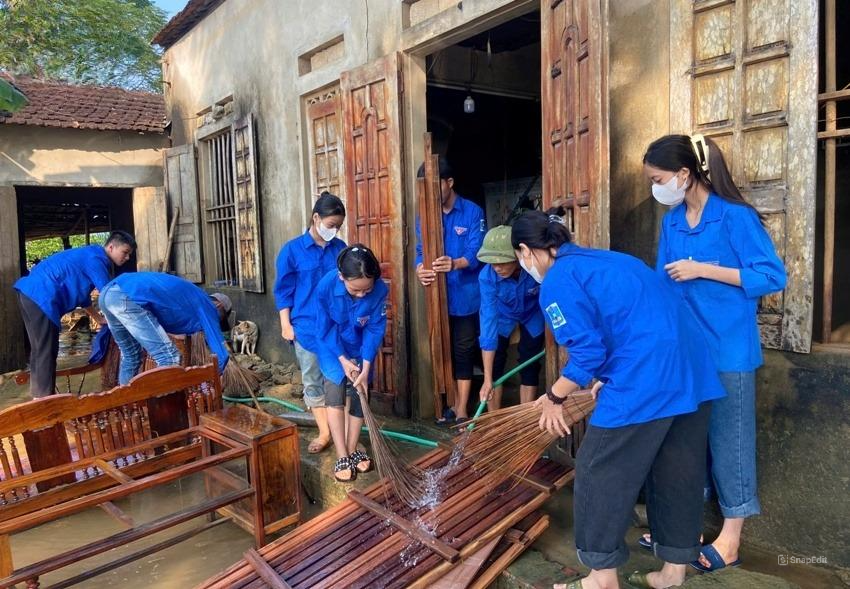 Với phương châm nước rút đến đâu tiến hành vệ sinh môi trường đến đó, huyện Thạch Thành khẩn trương thu gom, xử lý rác thải, san gạt bùn đất, vệ sinh nhà cửa, đường làng, ngõ xóm; hướng dẫn người dân cách xử lý nguồn nước, tiến hành thau rửa và khử trùng giếng khơi, bể chứa, đảm bảo nước sinh hoạt cho người dân.