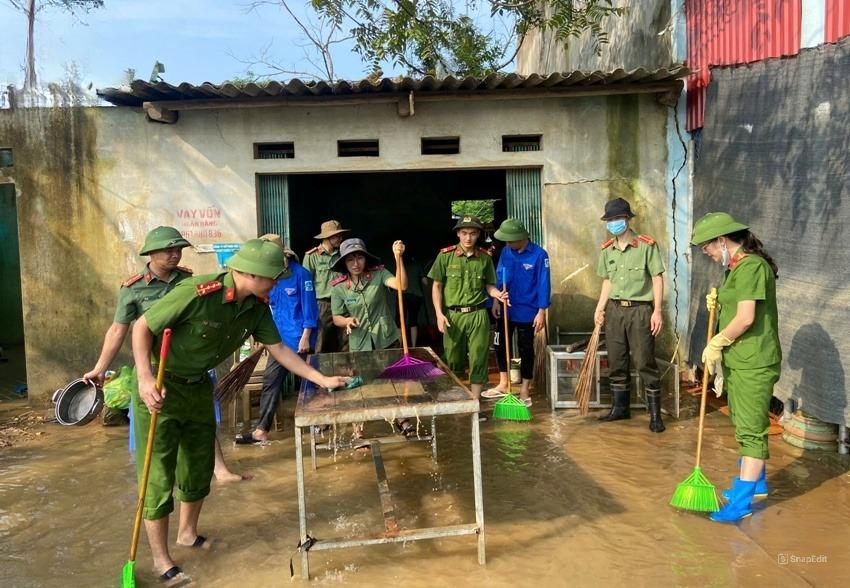 Công tác vệ sinh môi trường, ngăn ngừa dịch bệnh đang được lực lượng chức năng và người dân nơi đây tập trung thực hiện để sớm đưa cuộc sống trở lại ổn định.