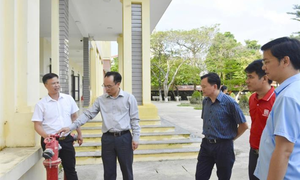 Đoàn công tác kiểm tra thực tế trang thiết bị tại Trường THCS Phan Thiết (Thành phố Tuyên Quang). Ảnh: MOET.