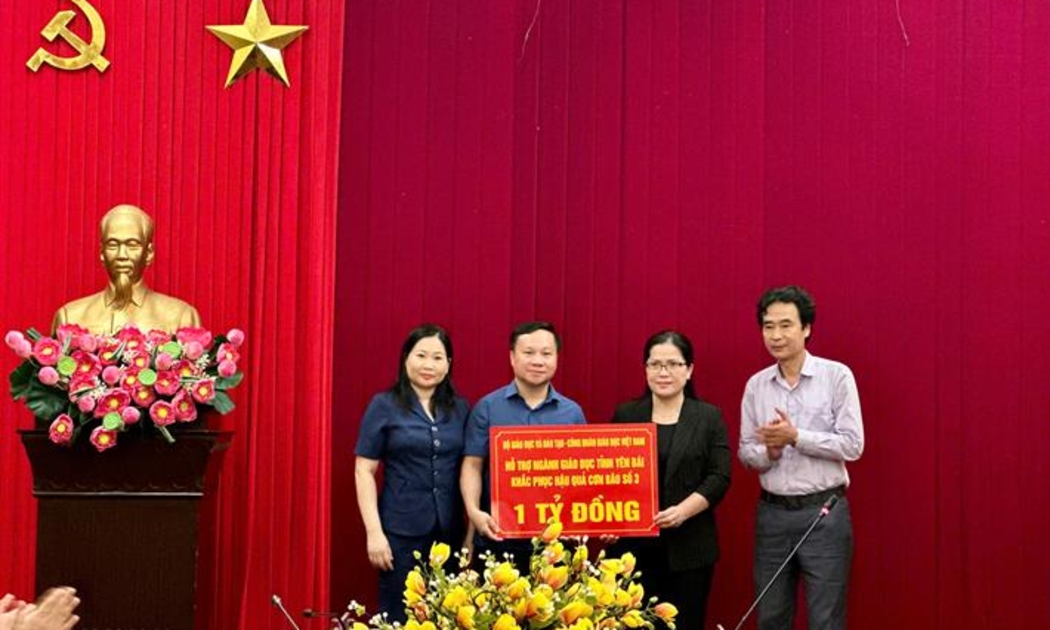 Thứ trưởng Nguyễn Thị Kim Chi trao hỗ trợ cho ngành Giáo dục tỉnh Yên Bái. Ảnh: MOET.