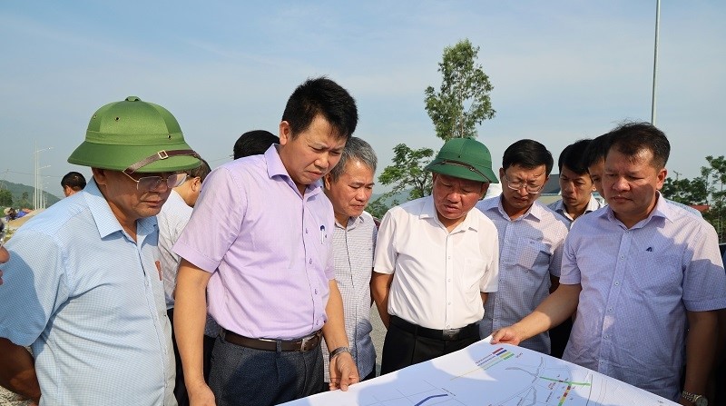 Lãnh đạo UBND tỉnh Thanh Hóa và các ngành chức năng khảo sát vị trí xây dựng kho dự trữ dầu thô quốc gia. Ảnh Minh 