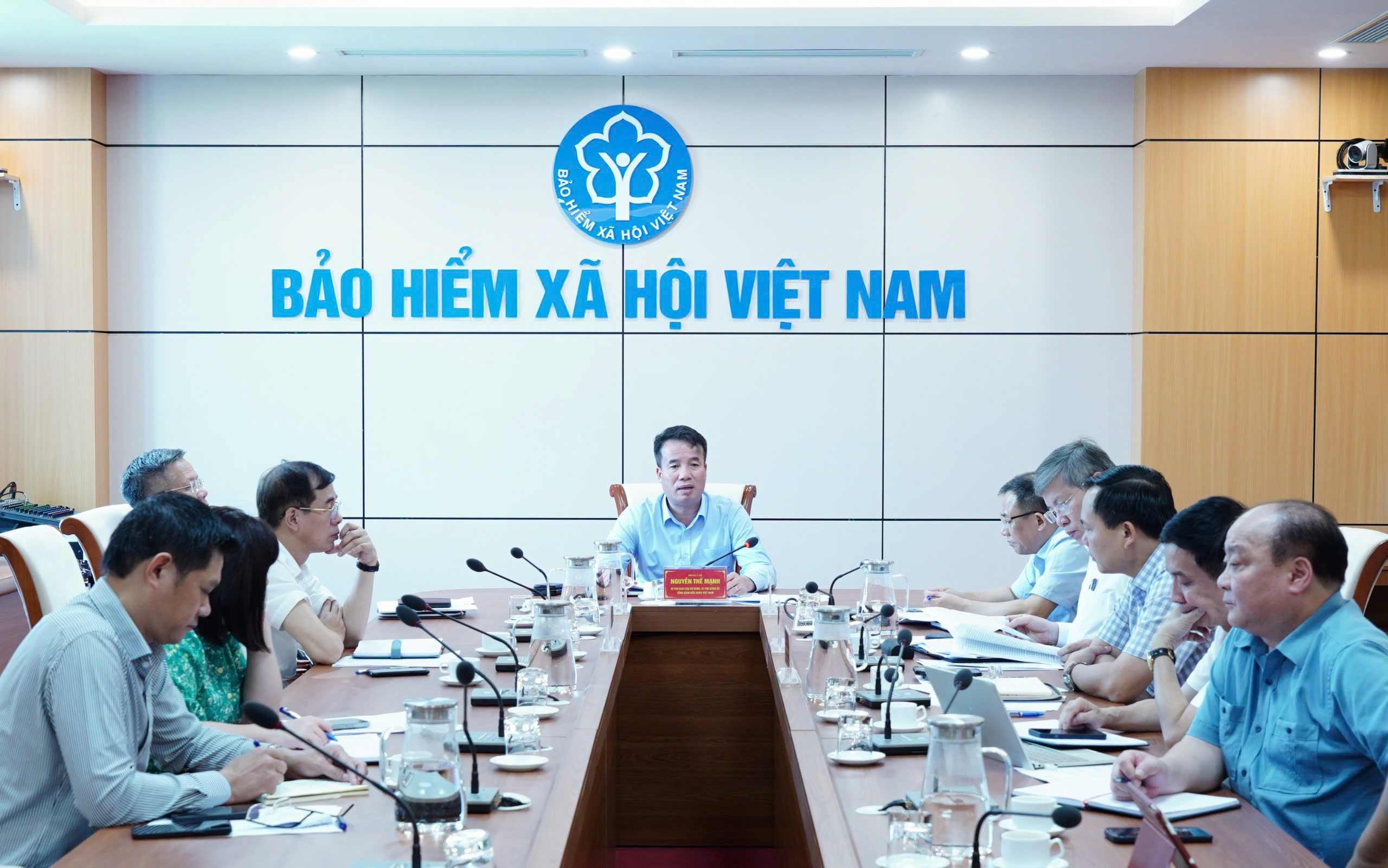Tổng Giám đốc Bảo hiểm xã hội Việt Nam Nguyễn Thế Mạnh chỉ đạo tại buổi làm việc, ngày 16/9. Ảnh: Duy Nguyễn.