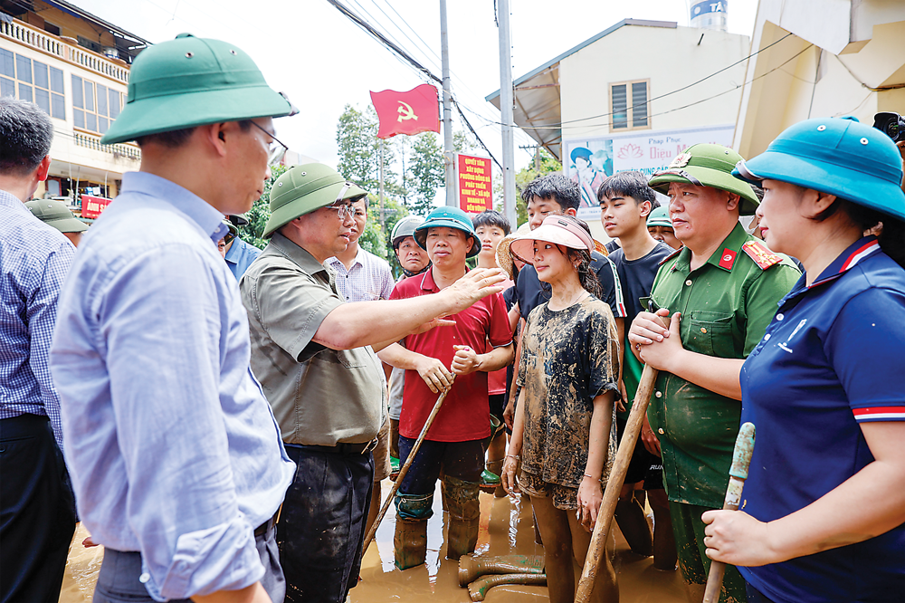 S&aacute;ng 12/9, Thủ tướng Phạm Minh Ch&iacute;nh tới Y&ecirc;n B&aacute;i thị s&aacute;t t&igrave;nh h&igrave;nh, thăm hỏi đời sống người d&acirc;n, kiểm tra, động vi&ecirc;n c&aacute;c lực lượng đang l&agrave;m nhiệm vụ ứng ph&oacute; mưa lũ, cứu hộ cứu nạn.