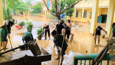 International aid pledged for Vietnam's storm-damaged schools