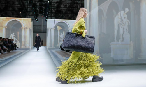 Sau khi chạy theo truyền thông mạng xã hội, làng mốt quay lại đề cao di sản?