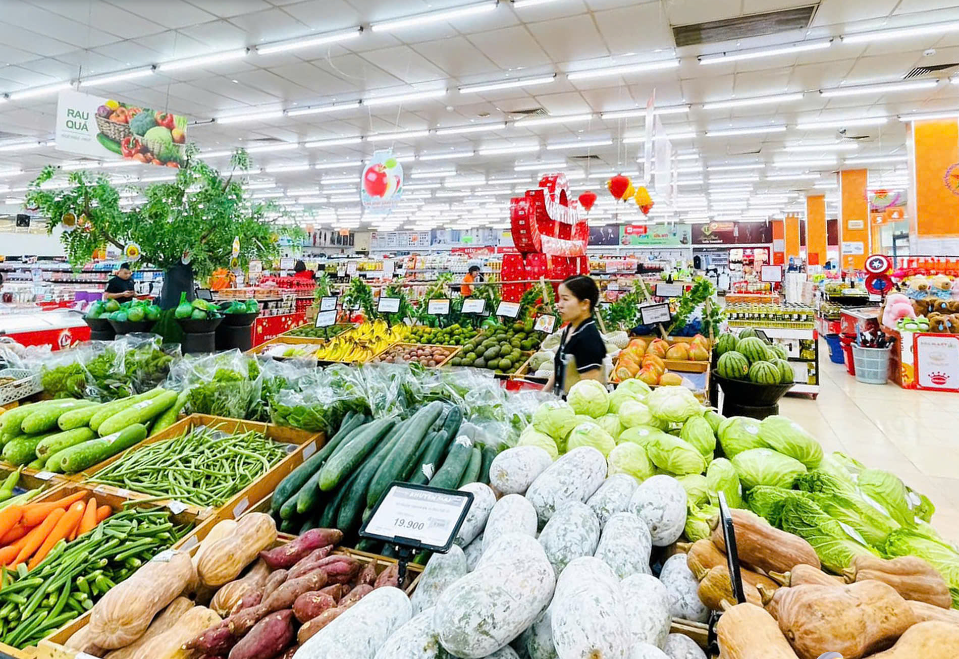 Hệ thống siêu thị BRGMart cũng đưa ra hàng loạt chương trình khuyến mại giảm giá hàng trăm mặt hàng với mức ưu đãi lên tới 50%.