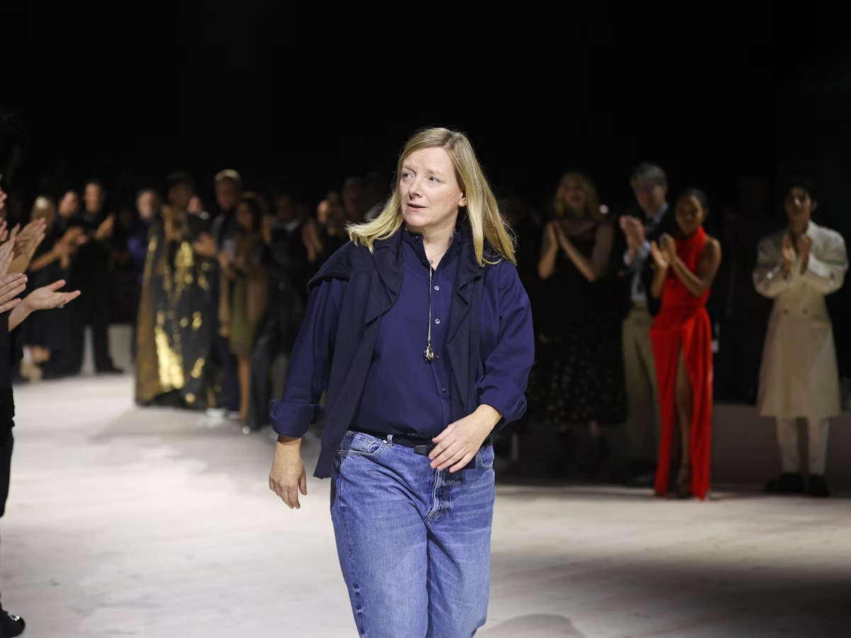 Givenchy quyết định mời một nhà thiết kế có chuyên môn như Sarah Burton vào vị trí giám đốc sáng tạo.