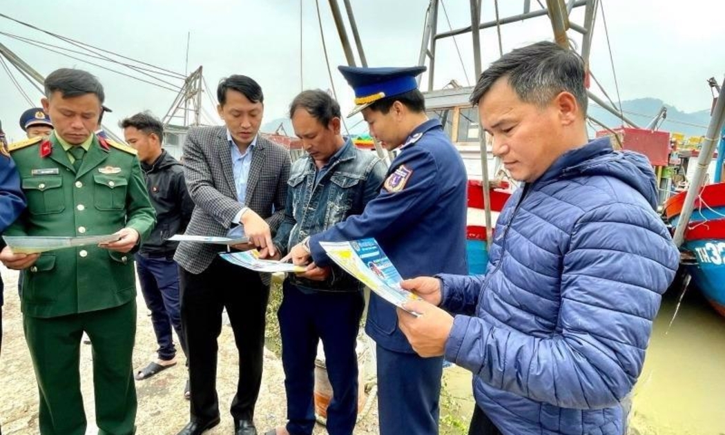 Ngư dân xã Ngư Lộc (Hậu Lộc) được tuyên truyền về Luật Thuỷ sản và quy định khai thác IUU. Ảnh Báo Thanh Hóa