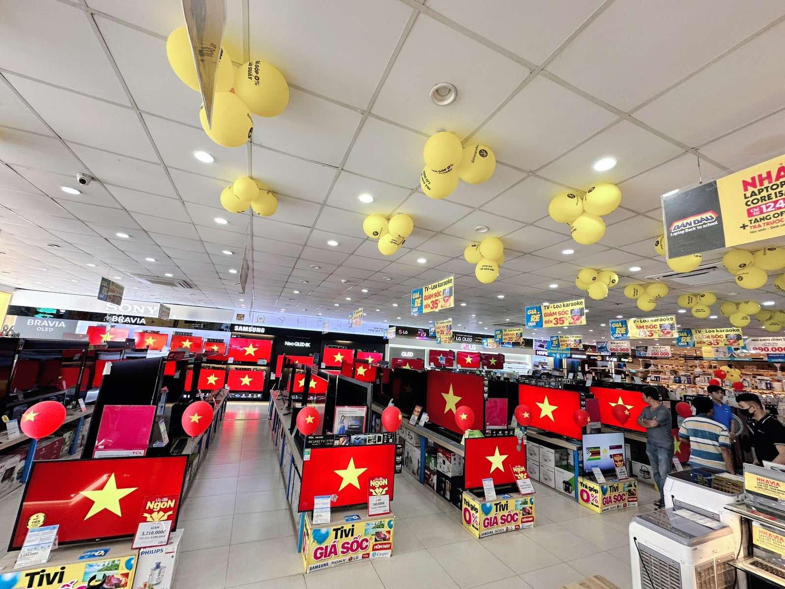 Hàng loạt siêu thị điện máy đã triển khai chương trình giảm giá, khuyến mại nhằm thu hút khách hàng.