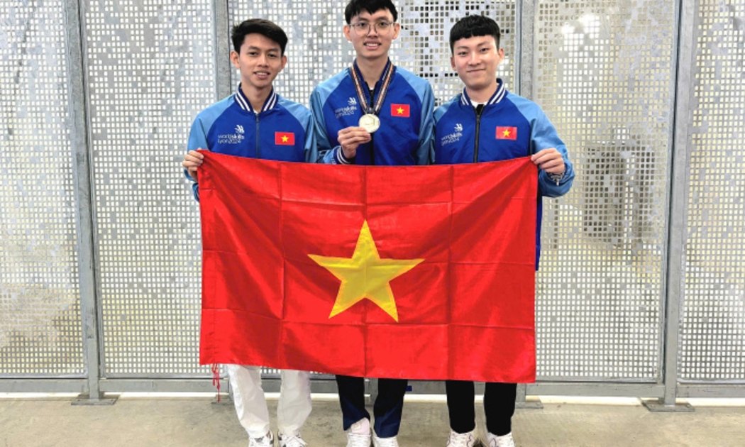 Từ trái qua, Trương Thế Diệu (chuyên gia đào đạo nghề Phay CNC), Phạm Thành Đạt (thí sinh giành huy chương đồng) và Lê Văn Thịnh (quan sát viên) sau lễ trao giải, sáng 16/9. Ảnh: MOLISA.