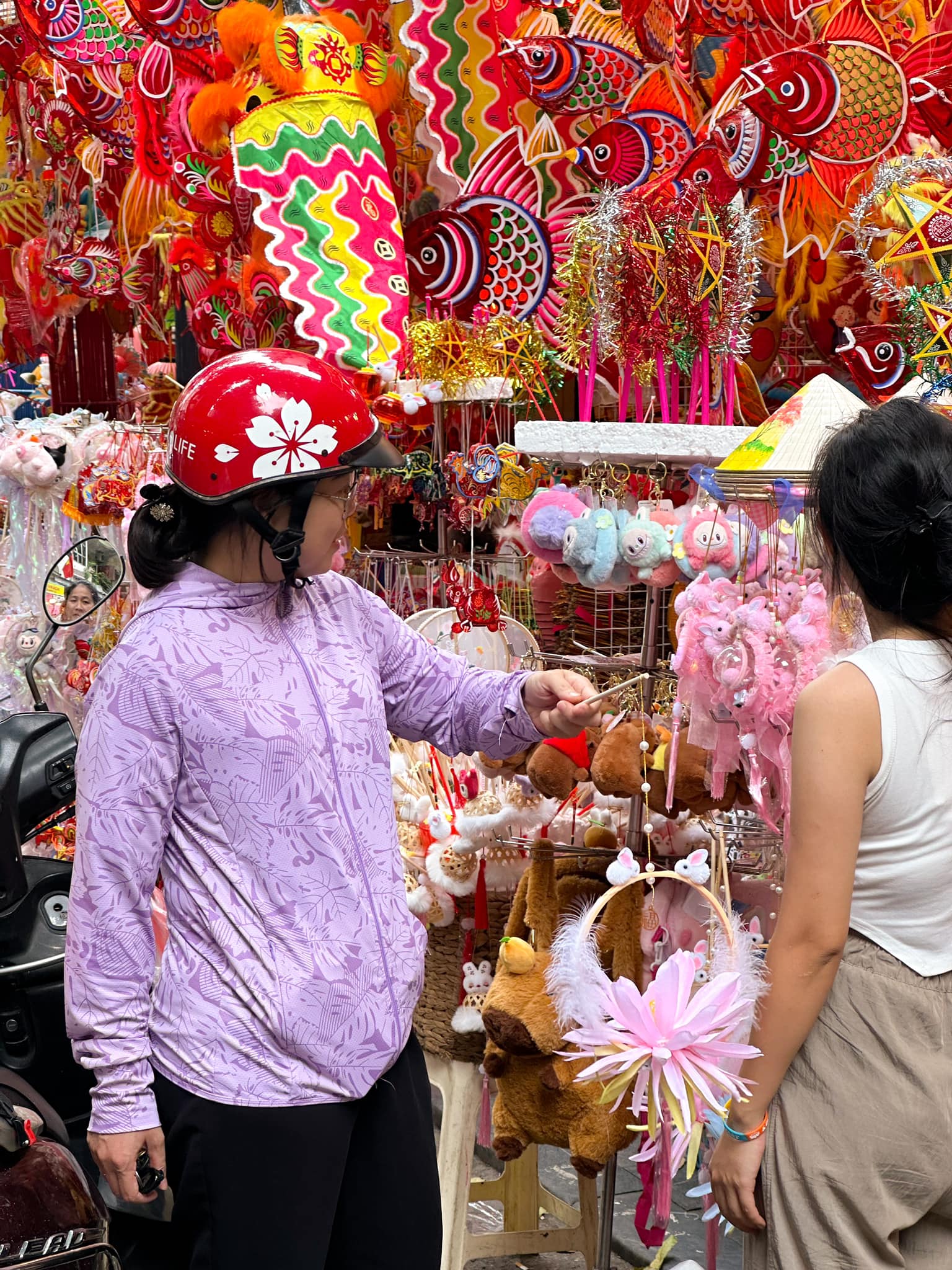 Trên địa bàn Hà Nội vẫn còn một số hoạt động mang ý nghĩa nhân văn nhằm hỗ trợ, động viên các em nhỏ ổn định cuộc sống sau cơn bão.