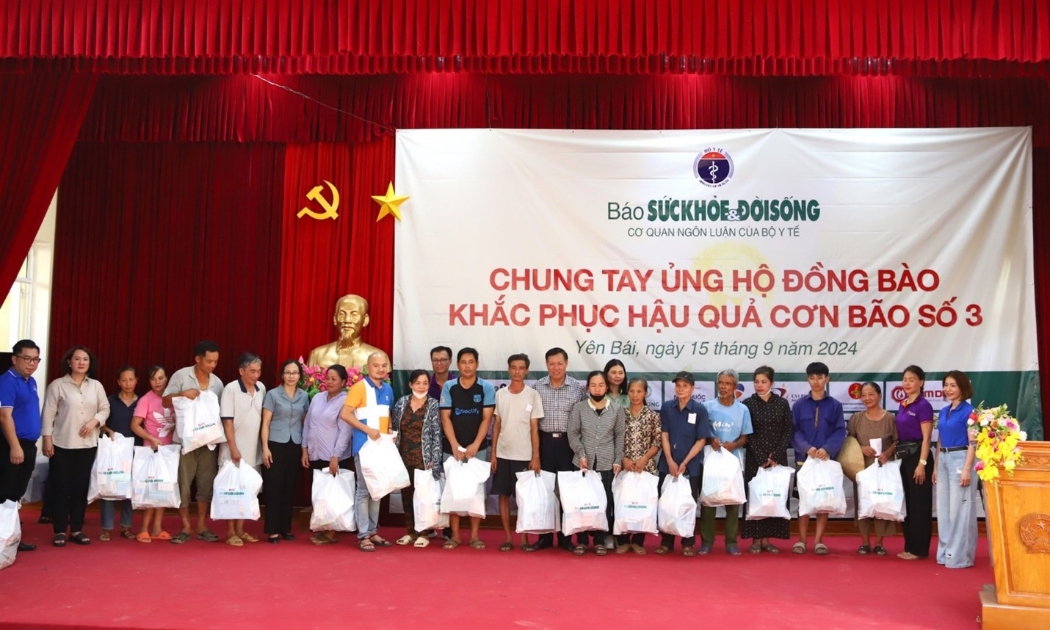 Trao hỗ trợ cho người dân tỉnh Yên Bái. Ảnh: Tuấn Dũng.