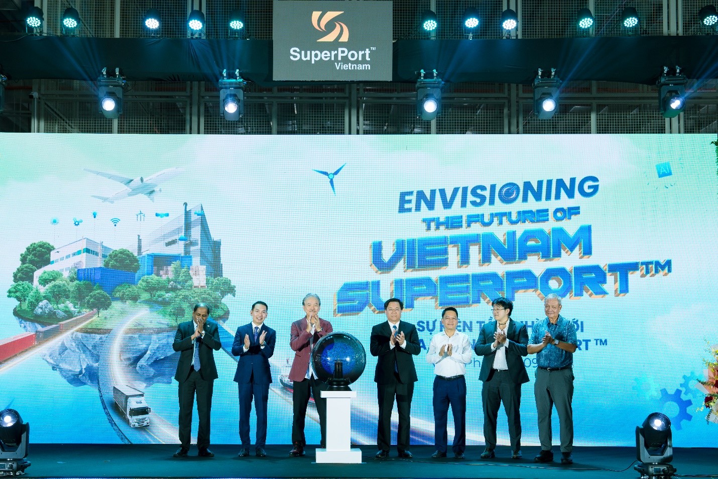 Ngài Jaya Ratnam, Đại sứ Singapore tại Việt Nam; Tiến sĩ Yap Kwong Weng, Tổng Giám đốc SuperPort Việt Nam; Tiến sĩ Robert Yap, Chủ tịch Tập đoàn YCH; Ông Nguyễn Ngọc Nghị, Thành viên HĐQT kiêm Phó Tổng Giám đốc Tập đoàn T&T Group; Ông Ryan Yap, Trưởng ban Phát triển Khu vực CLMV kiêm Trưởng ban Phát triển Bền vững, Tập đoàn YCH; Ông Outdet Sauvannavong, Chủ tịch Hội đồng Tư vấn Kinh doanh ASEAN (từ trái sang phải) thực hiện nghi lễ ra mắt Tầm nhìn mới của SuperPort Việt Nam.
