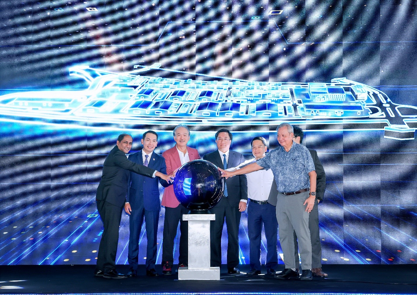 Dưới sự chứng kiến của l&atilde;nh đạo tỉnh, c&aacute;c th&agrave;nh vi&ecirc;n thuộc Hội đồng Tư vấn Kinh doanh ASEAN (ASEAN BAC), l&atilde;nh đạo c&aacute;c hiệp hội, doanh nghiệp trong khu vực, SuperPort Việt Nam, li&ecirc;n doanh giữa Tập đo&agrave;n YCH (Singapapore) v&agrave; Tập đo&agrave;n T&T (Việt Nam) đ&atilde; c&ocirc;ng bố Tầm nh&igrave;n mới.