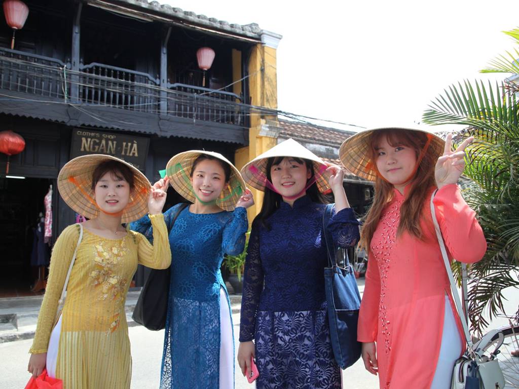 Việt Nam trở thành điểm đến được ưa chuộng nhờ khoảng cách địa lý gần, sẵn có nhiều chuyến bay, giá vé phải chăng và nhiều trải nghiệm hấp dẫn.