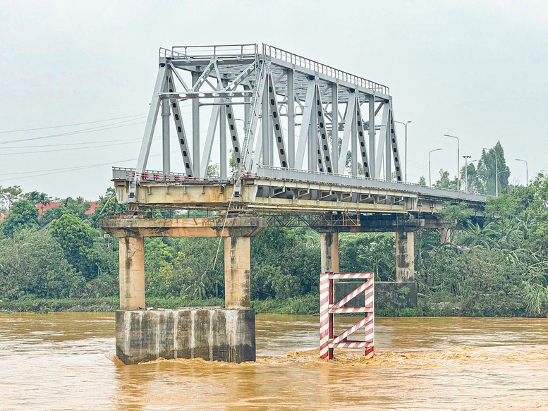 Hiện trường vụ sập cầu Phong Châu tại tỉnh Phú Thọ. Ảnh: VGP