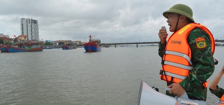  Đồn Biên phòng Nhật Lệ, Bộ đội biên phòng tỉnh Quảng Bình kêu gọi tàu thuyền vào nơi tránh trú. Ảnh Minh Tú