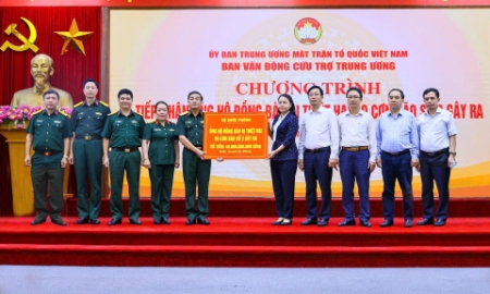 Đại tá Vũ Thị Hải Phượng - Phó Chủ tịch Hội đồng quản trị Ngân hàng TMCP Quân đội (MB) (thứ tư từ trái qua) đại diện MB cùng Bộ Quốc phòng trao số tiền ủng hộ.
