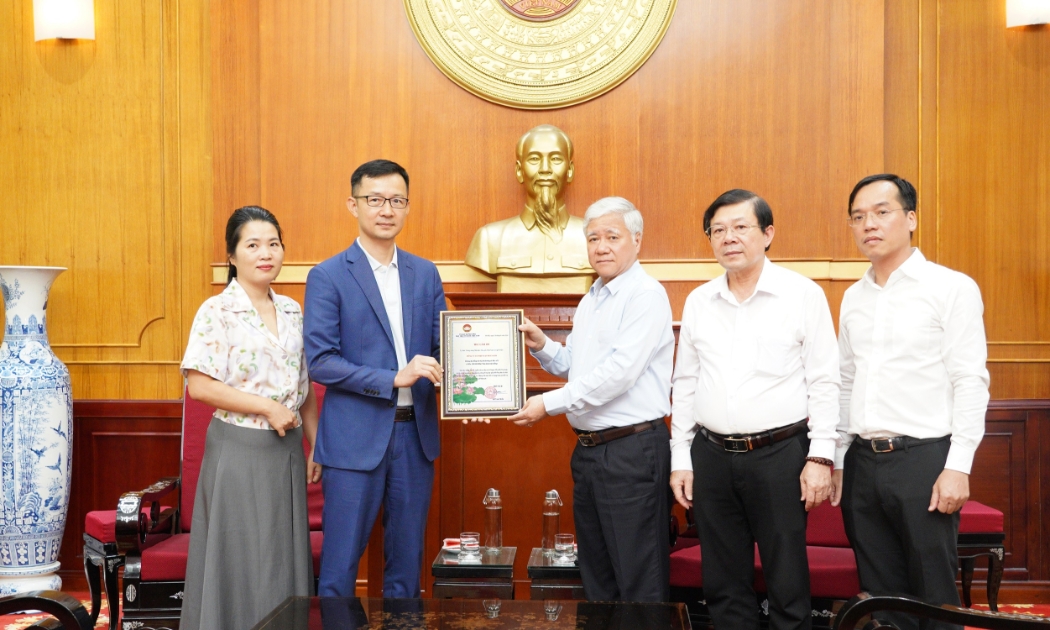 Đại diện Tập đoàn ROX nhận Thư cảm ơn từ Mặt trận Tổ quốc Việt Nam.
