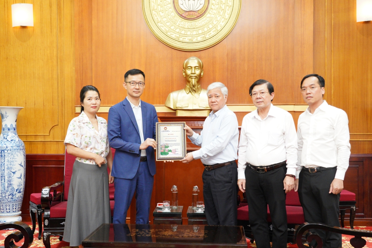 Đại diện Tập đoàn ROX nhận Thư cảm ơn từ Mặt trận Tổ quốc Việt Nam.
