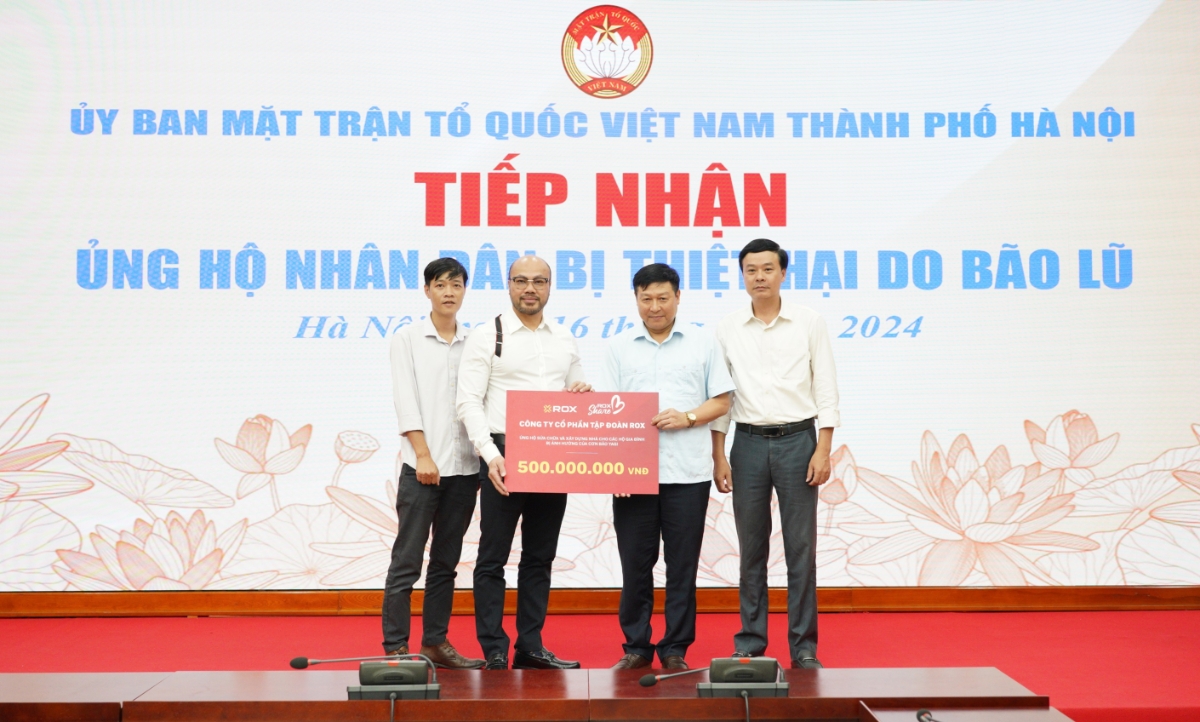 Đại diện Tập đoàn ROX trao số tiền ủng hộ tới đại diện Ủy ban Mặt trận Tổ quốc thành phố Hà Nội.