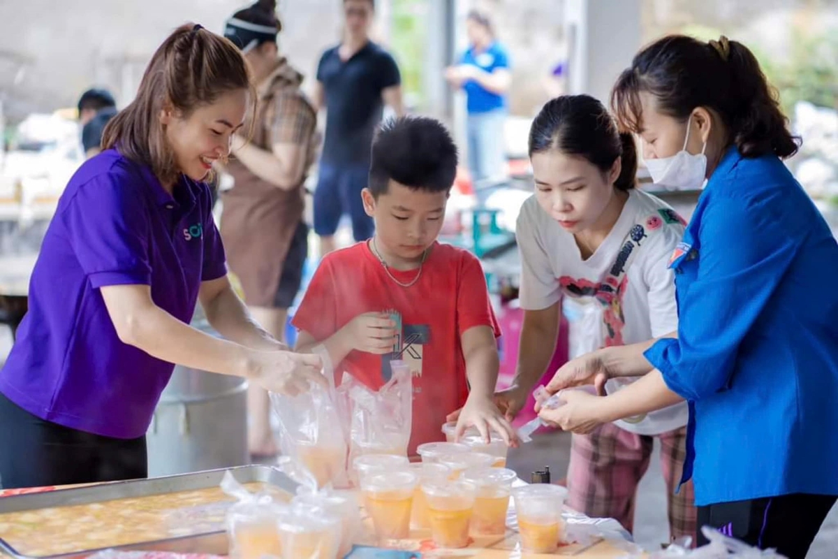 Cán bộ nhân viên Tập đoàn ROX nấu cơm cho người dân vùng lũ tại Lào Cai.