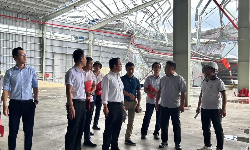 Các cán bộ bảo hiểm nhanh chóng giám định, xử lý tổn thất và tạm ứng bồi thường cho khách hàng để khắc phục hậu quả sau bão.
