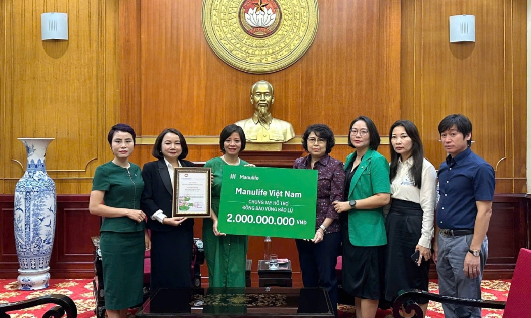 Đại diện Manulife Việt Nam trao số tiền quyên góp đến Mặt trận Tổ quốc Việt Nam. Ảnh: Hoàng Hà.