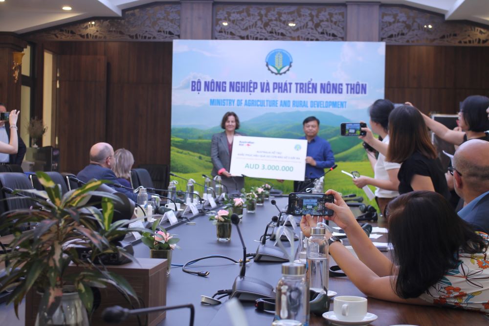 Austraylia trao tượng trưng khoản hỗ trợ.