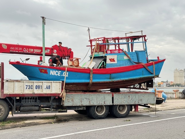 Nhiều ngư dân quyết định đưa tàu lên bờ để tránh bão số 4. Ảnh Hoàng Nam